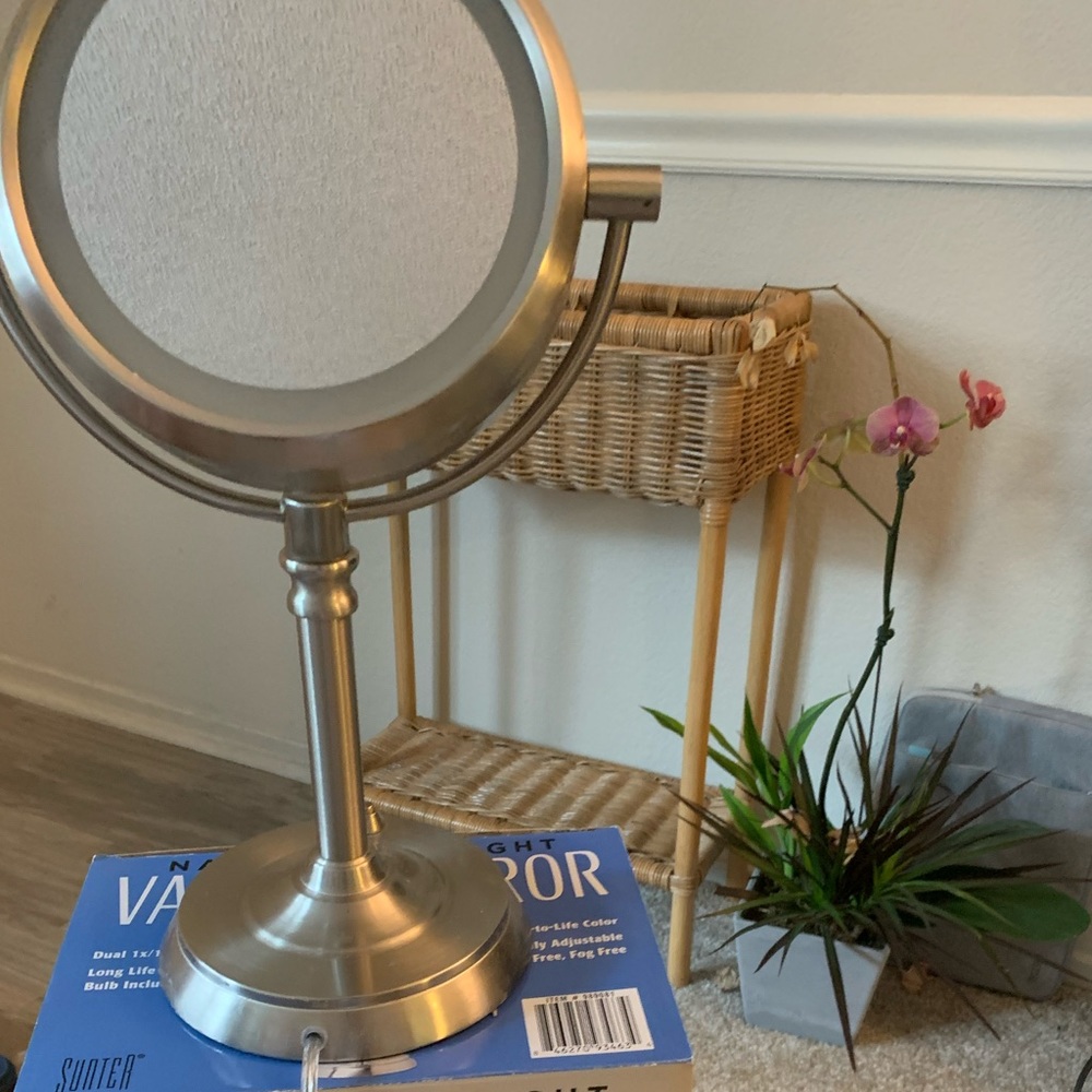 Vanity mirror